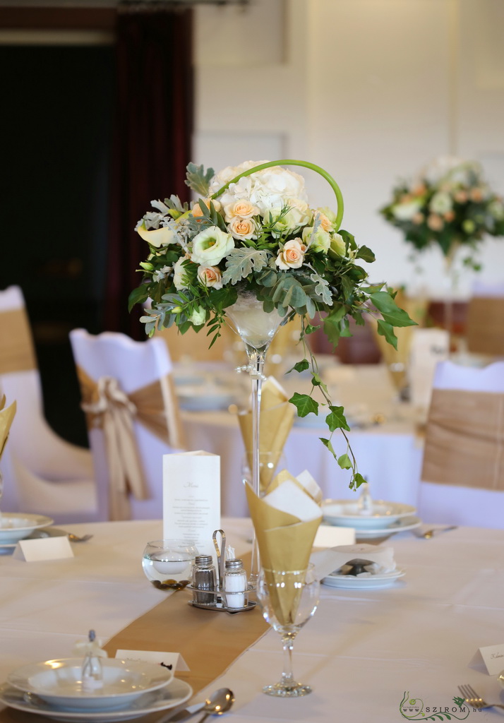 flower delivery Budapest - Centerpiece in coctail vase 1pc (hydrangea, lisianthus, spray rose, cala, white, mint, peach) Rozmaring restaurant