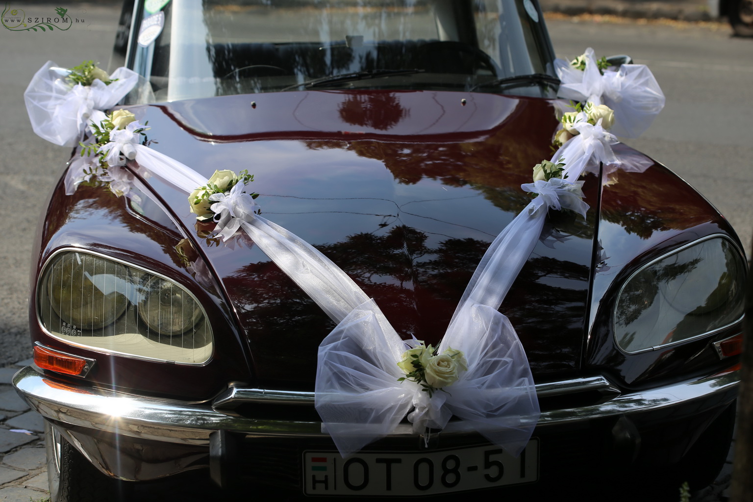 Virágküldés Budapest - Autódísz (organza, rózsa, fehér)