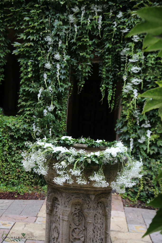 Blumenlieferung nach Budapest - Außenblumendekor (Gladiolen, Schleierkraut, weiß) Schloss Vajdahunyad