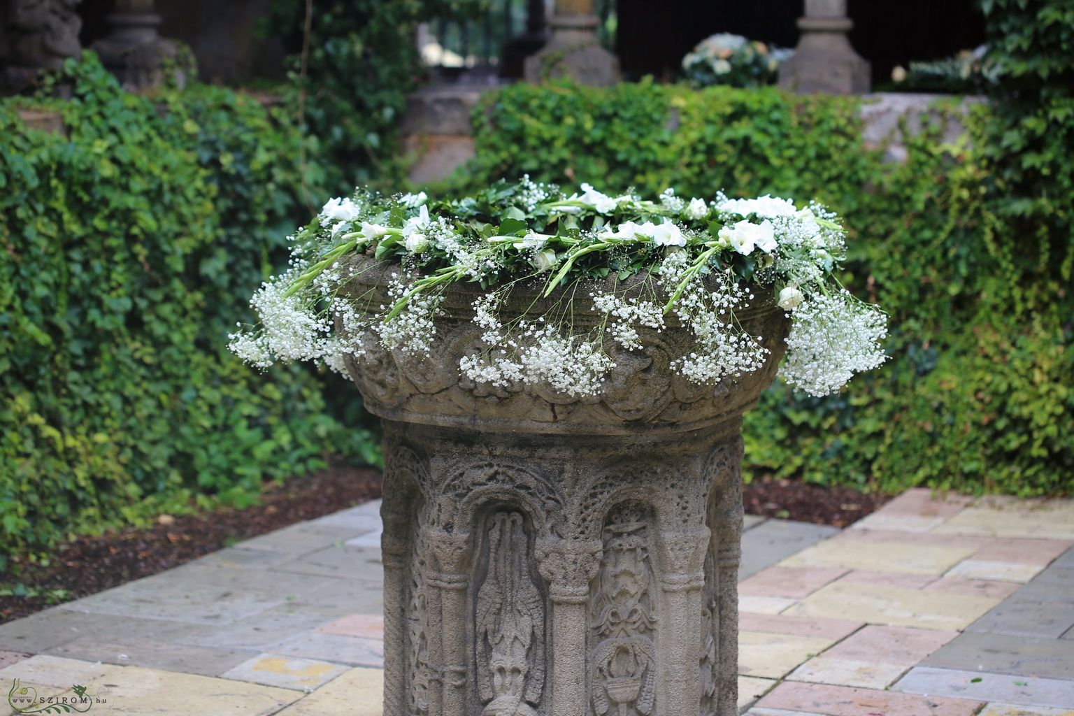 Blumenlieferung nach Budapest - Außenblumendekor (Gladiolen, Schleierkraut, weiß) Schloss Vajdahunyad