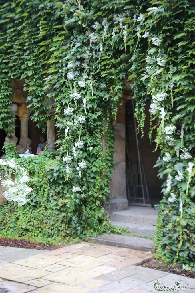Blumenlieferung nach Budapest - Außenblumendekor (Gladiolen, Schleierkraut, weiß) Schloss Vajdahunyad