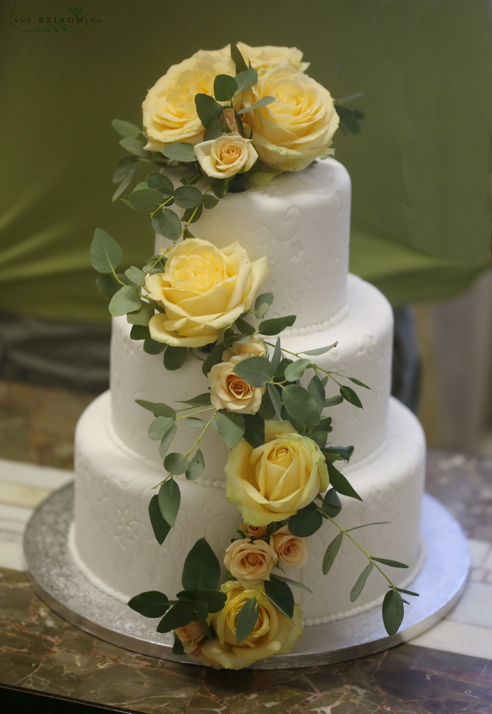 flower delivery Budapest - Cake decor with flowers, Vajdahunyad castle