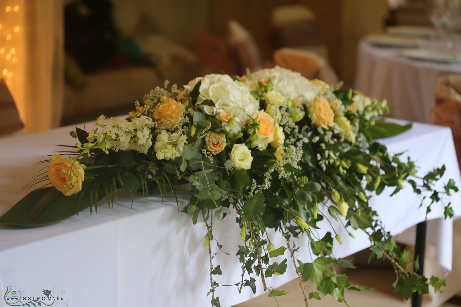 flower delivery Budapest - Centerpiece (hydrangea, lisianthus, rose, limonium, white, cream, peach) Vajdahunyad  castle