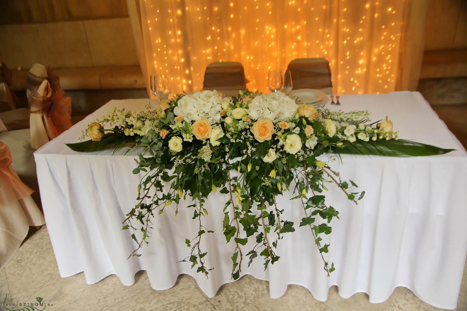 flower delivery Budapest - Centerpiece (hydrangea, lisianthus, rose, limonium, white, cream, peach) Vajdahunyad castle