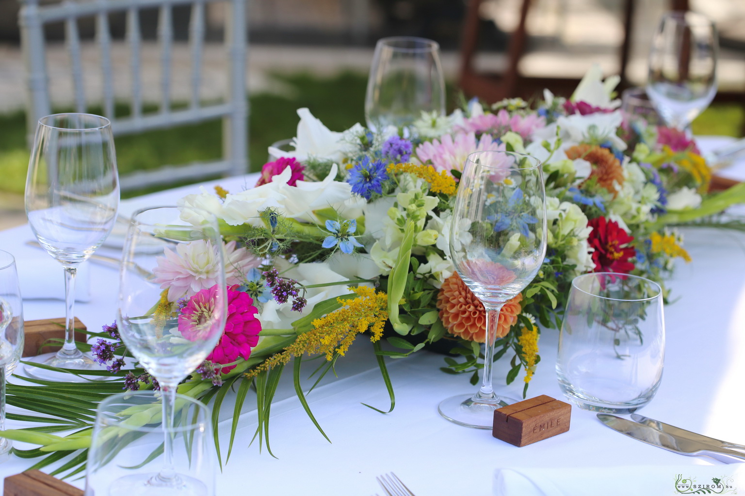 flower delivery Budapest - Oblong Centerpiece (dahlia, zinnia, gladiolus, wild flowers, pink, white, blue) Émile étterem