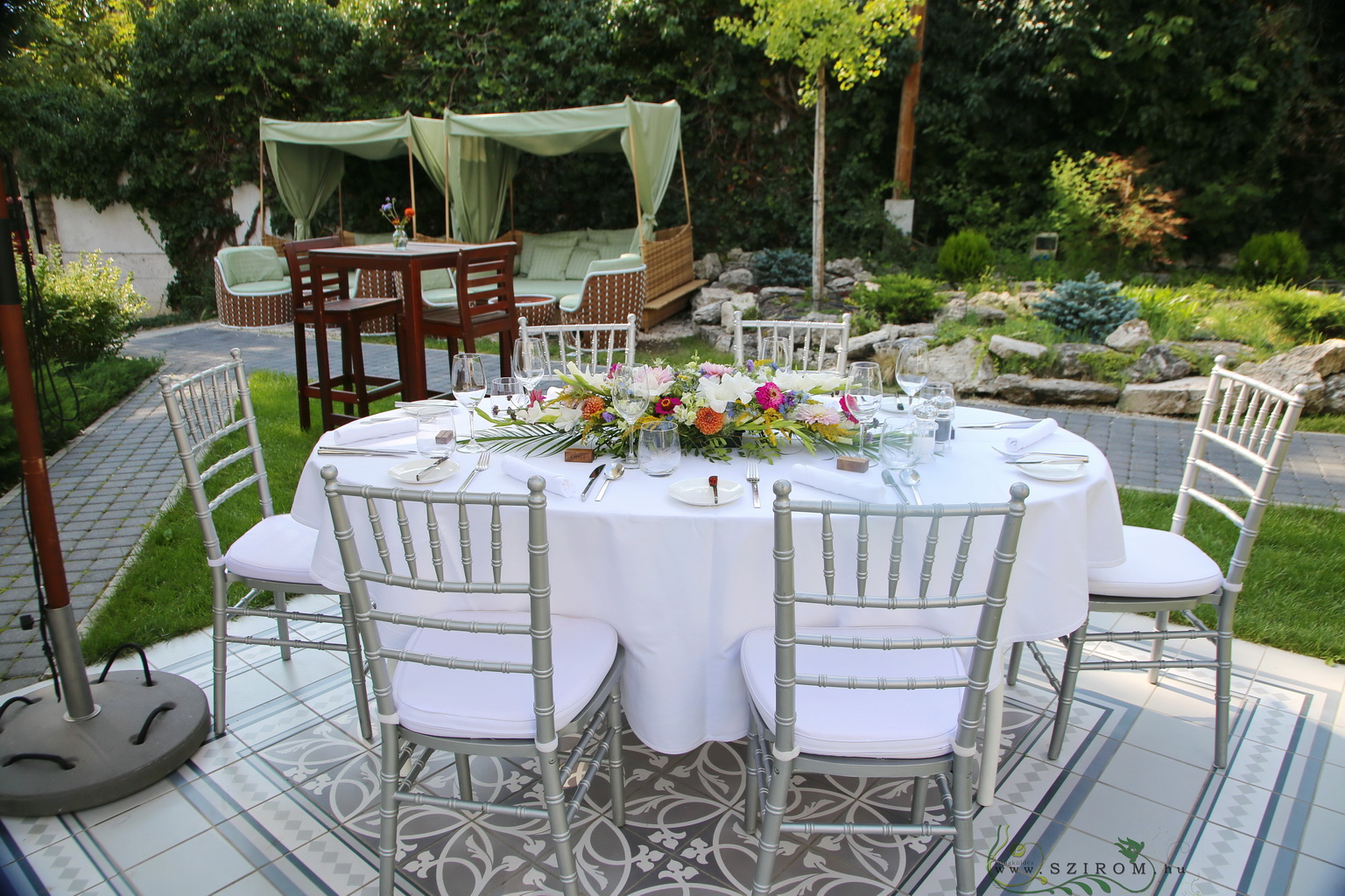 flower delivery Budapest - Meadow wildflowers centerpieces wiith dahlias and gladiolus Émile restaurant Budapest