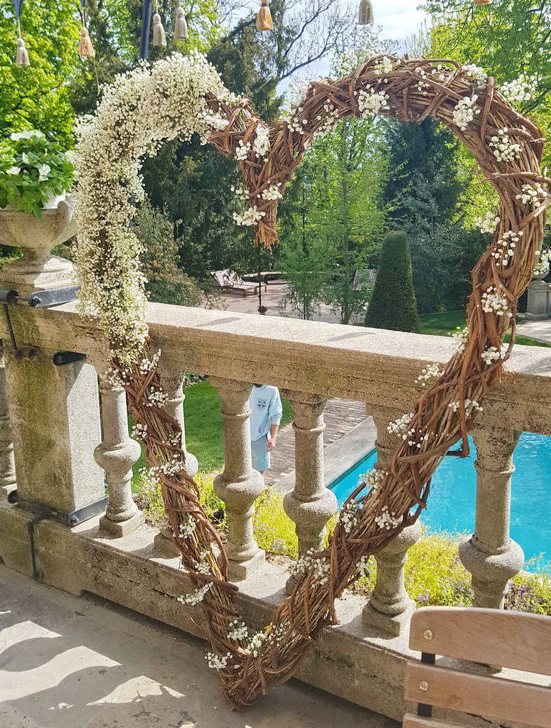flower delivery Budapest - Big willow heart backround decor or photo backround, decorated with gypsophila (The Writer's Villa, Budapest)