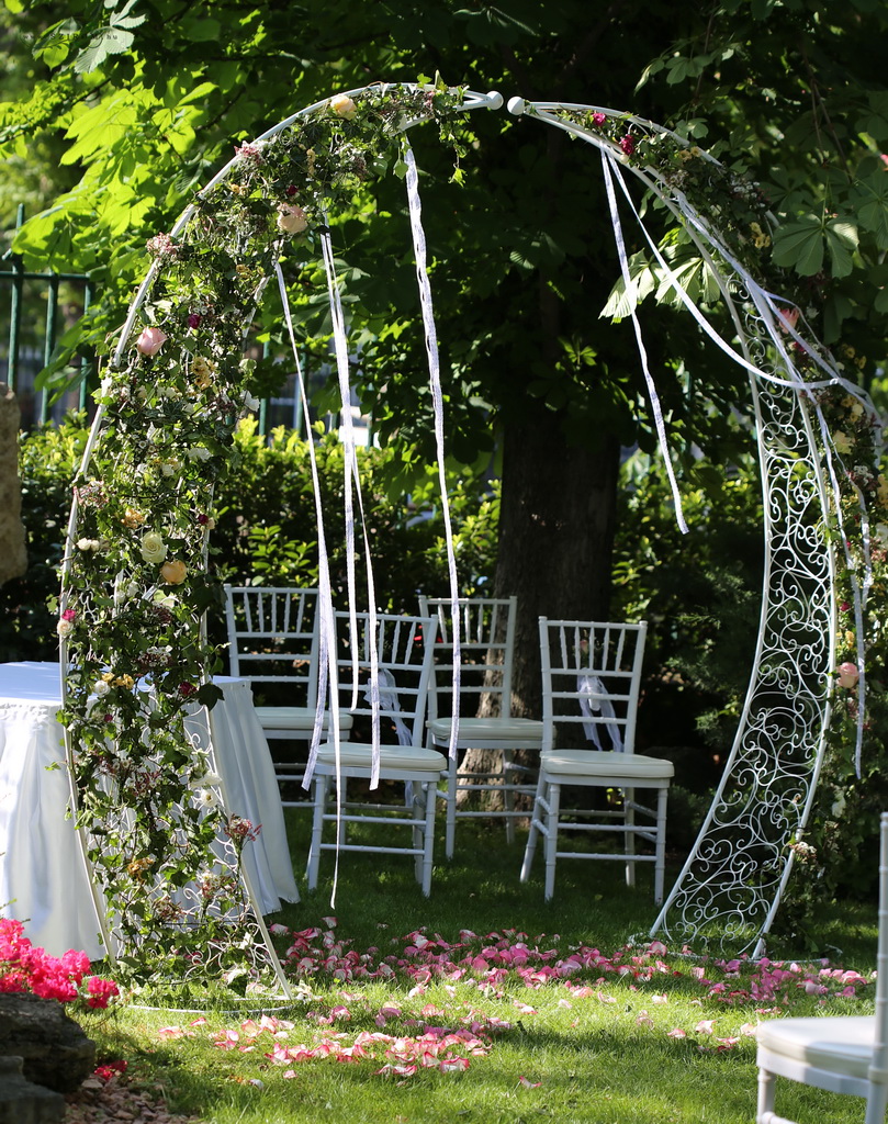 flower delivery Budapest - Round wedding gate, moongate , Ádám villa (limonium, rose, peach, pink)