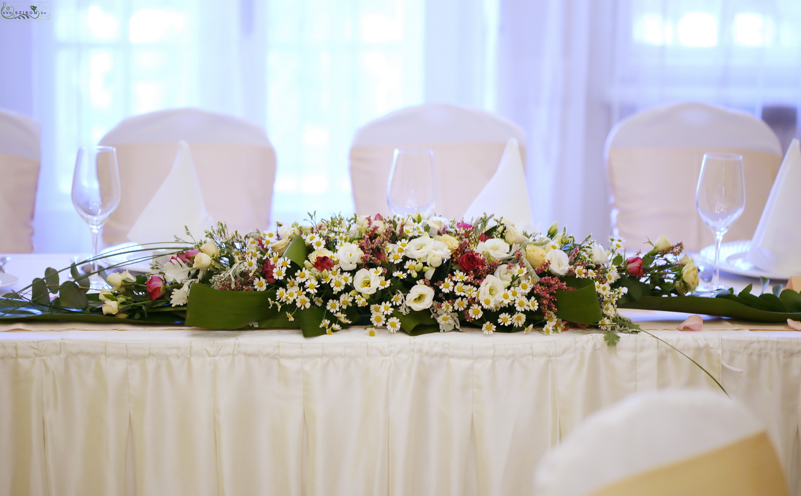 Virágküldés Budapest - Hosszúkás asztaldísz (liziantusz, bokros rózsa, kamilla, fehér, lila) Ádám Villa