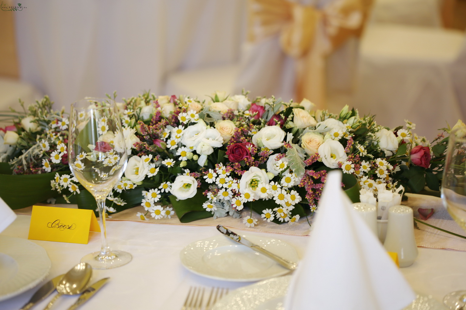 Virágküldés Budapest - Hosszúkás asztaldísz (liziantusz, bokros rózsa, kamilla, fehér, lila) Ádám Villa
