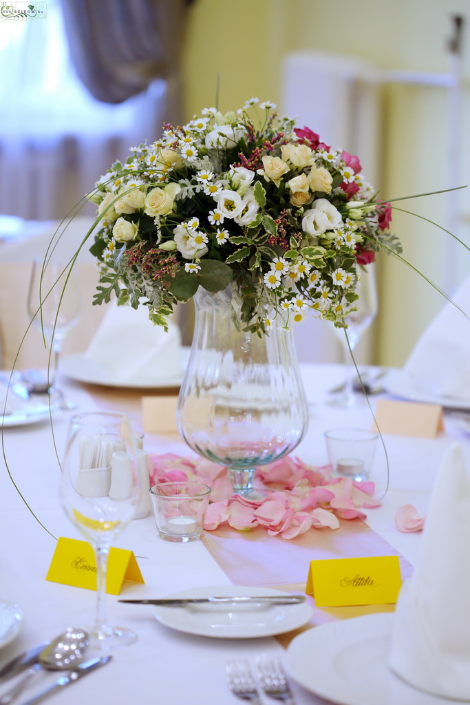 Virágküldés Budapest - Asztaldísz vázával, rózsa szirmokkal (liziantusz, bokros rózsa, kamilla, fehér, krém, lila) Ádám villa Budapest