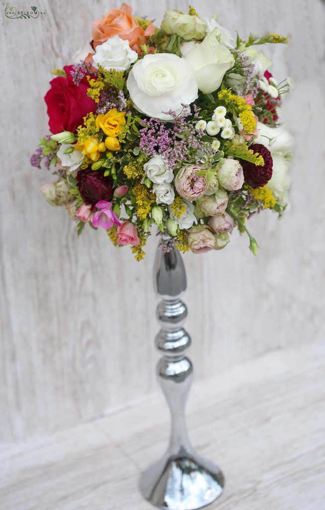 flower delivery Budapest - Centerpiece on silver base (rose, english rose, buttercup, fresia, wild flowers, peach, pink, claret, white, sárga)