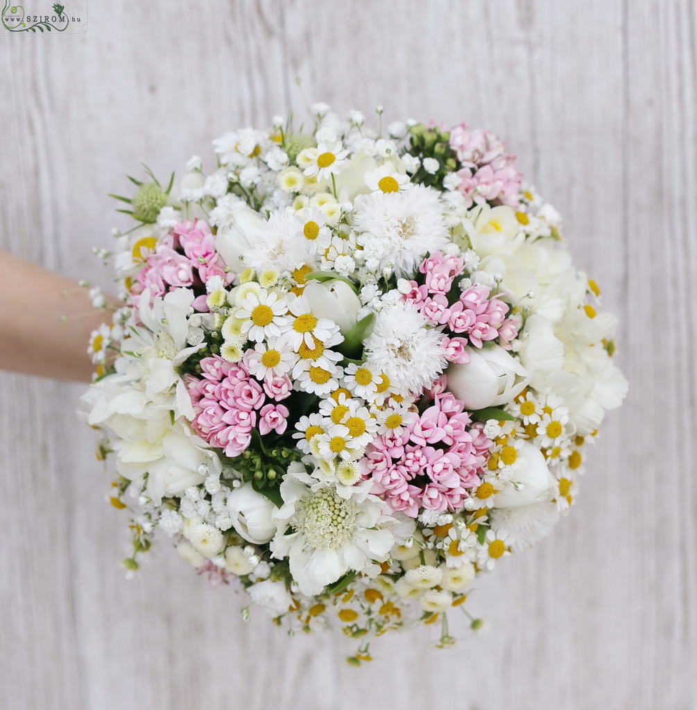 Blumenlieferung nach Budapest - Bridal bouquet (bouvardia, chamomile, tulips, baby breath, scabiosa, freesia, white, light pink) spring