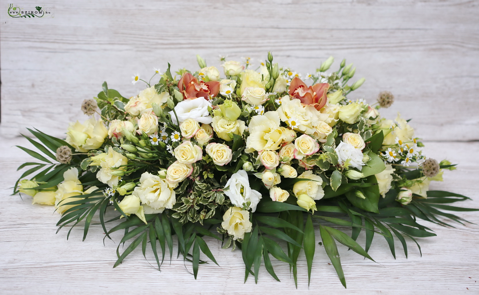 flower delivery Budapest - Main table centerpiece in creme color (spray rose, lisianthus, orchid, scabiosa, chamomile)