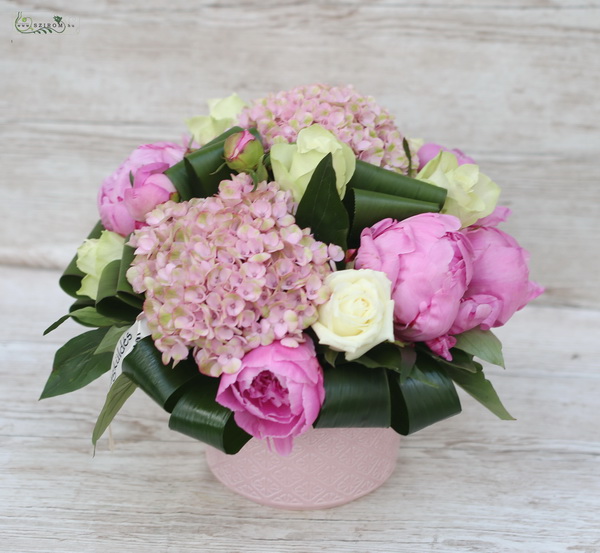 Blumenlieferung nach Budapest - rosafabiger Topf mit Hortensien, Rosen und Pfingstrosen (12 St)