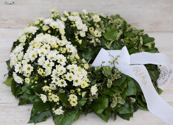 Blumenlieferung nach Budapest - Cremefarbener Santini Chrysanthemenkranz (65cm)