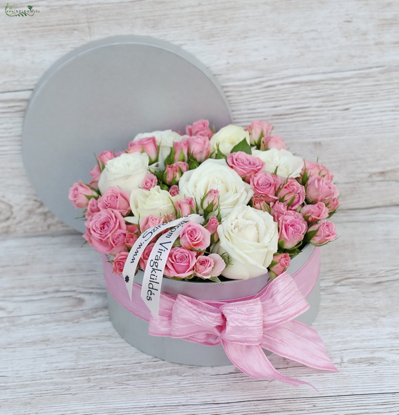 Blumenlieferung nach Budapest - weisse Rosen und rosafarbige Spray-Rosen im Box (Box mit 17 Blumen)