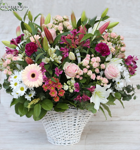 flower delivery Budapest - big mixed flower basket (50 st)