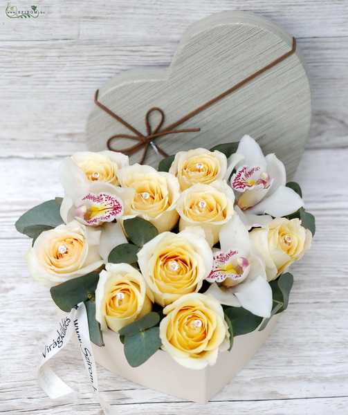 Virágküldés Budapest - Elegáns szív doboz rózsával, orchideával (12 szál)