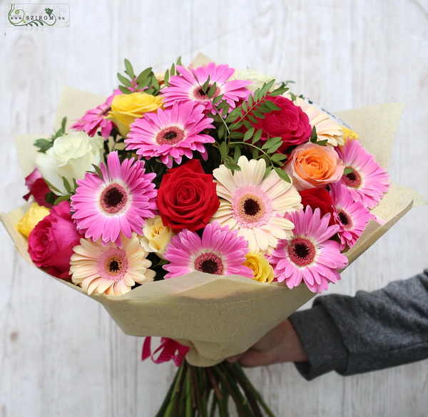 Blumenlieferung nach Budapest - Bouquet mit Gerbera und Rosen (30 Stiele)