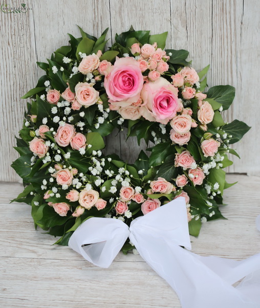 Blumenlieferung nach Budapest - kleiner Kranz mit Rosen, Spray-Rosen, Gypsophyla (40cm)