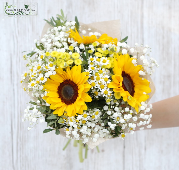 Blumenlieferung nach Budapest - Sonnenblume mit kleinen Blumen