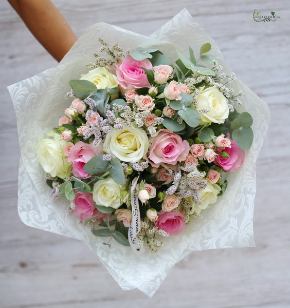 Virágküldés Budapest - rózsaszín, fehér bokros rózsa csokor sóvirággal (21 szál)