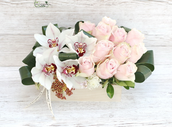 Blumenlieferung nach Budapest - Moderne Komposition mit Orchideen und rosa Rosen in einer Holzkiste
