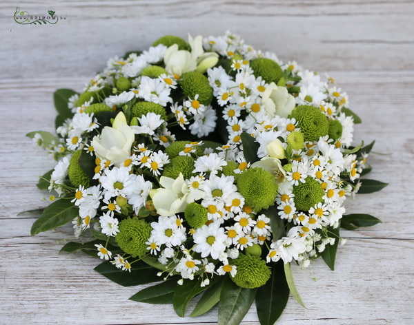 Blumenlieferung nach Budapest - Kranz aus grüner Chrysantheme und kleinen Blüten (25 St) (40 cm)