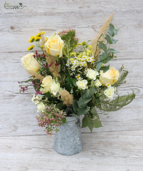 flower delivery Budapest - cream flowers in tin can (14 st)