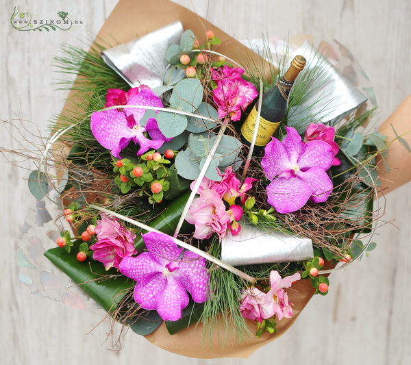 Blumenlieferung nach Budapest - Runde Strauss mit Rosa Vanda Orchideen und Freesien