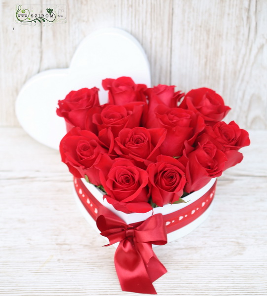 Blumenlieferung nach Budapest - Herzbox mit 12 roten Rosen