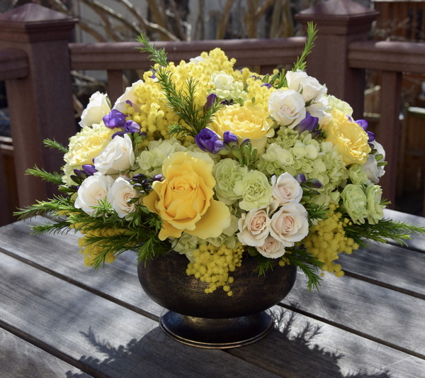 Blumenlieferung nach Budapest - elegante Komposition in Keramik mit Mimosen, Rosen, Nelken (St)