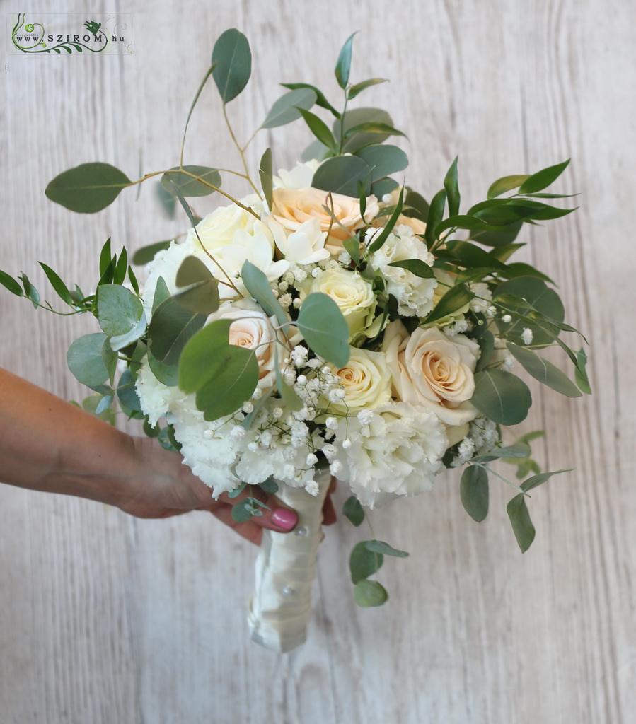 flower delivery Budapest - bridal bouquet (lisianthus, rose, creme)