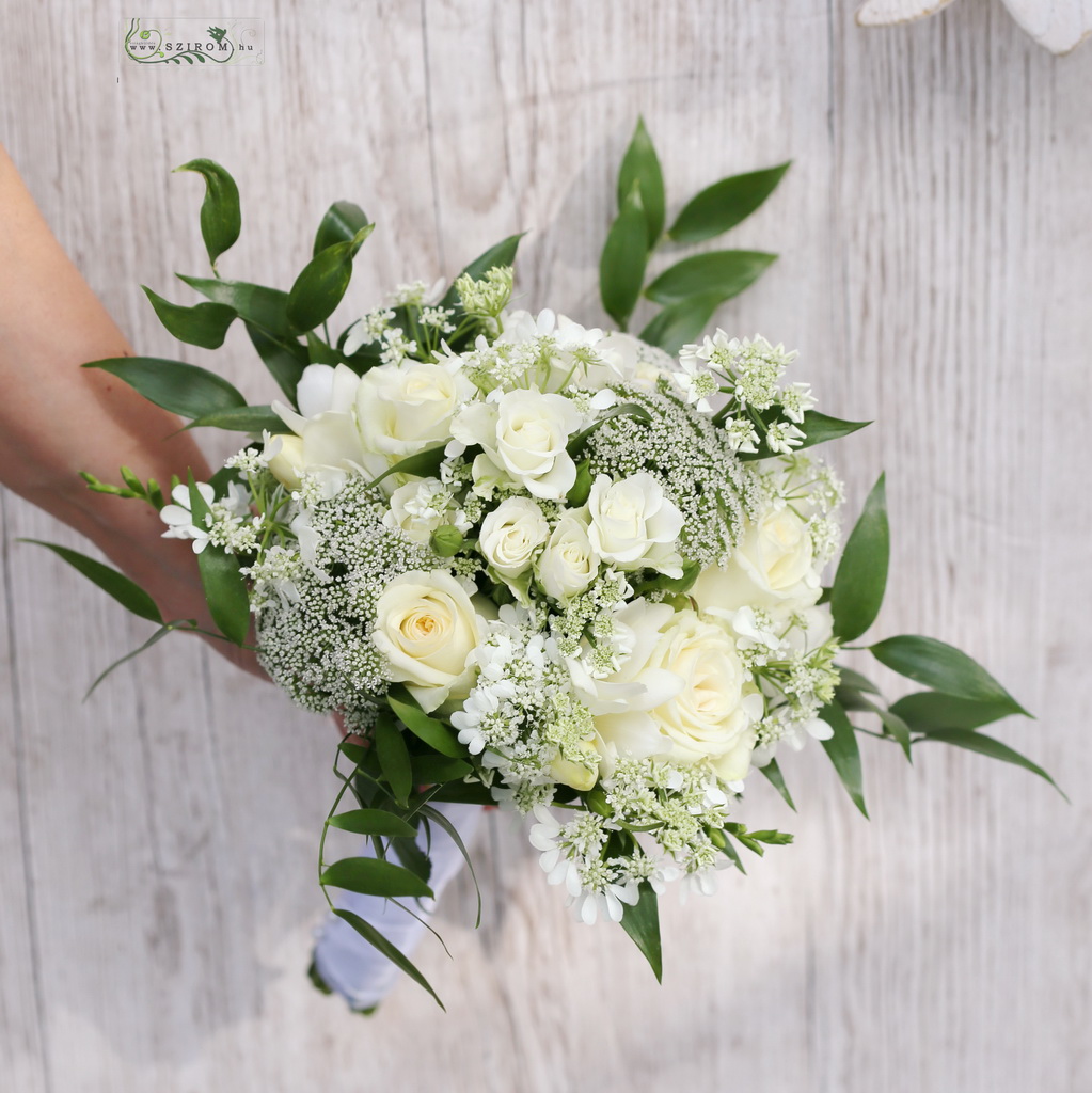 menyasszonyi csokor (rózsa, bokros rózsa, kerti virág, vadvirág, fehér)