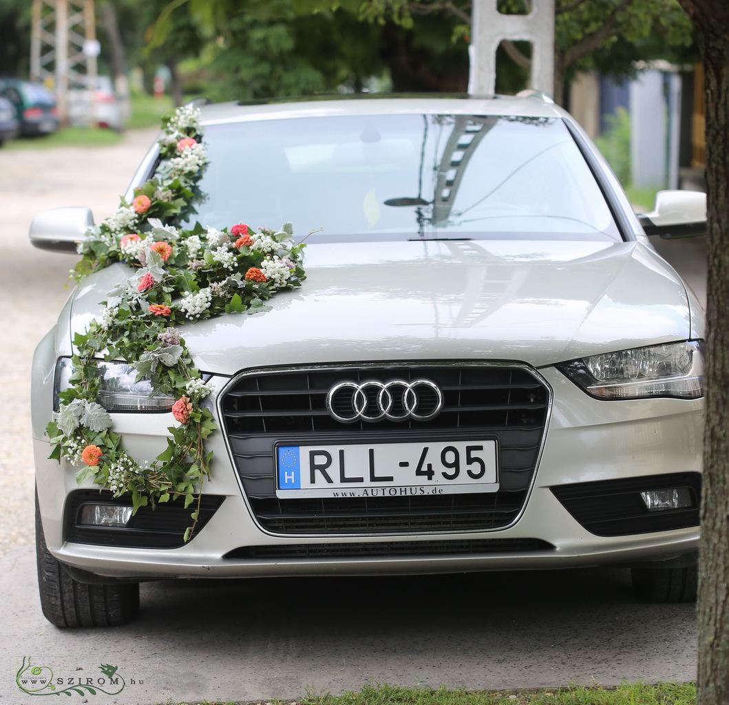 flower delivery Budapest - car flower arrangement garland, only in summer (zinnia, garden flowers, wild flowers, baby's breathe, white)