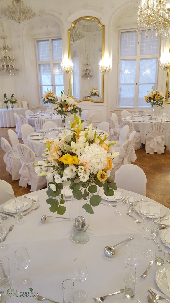 Virágküldés Budapest - Magas esküvői asztaldísz, Festetics Palota Budapest (kardvirág, hortenzia, liliom, mezei virágok, barack, fehér)