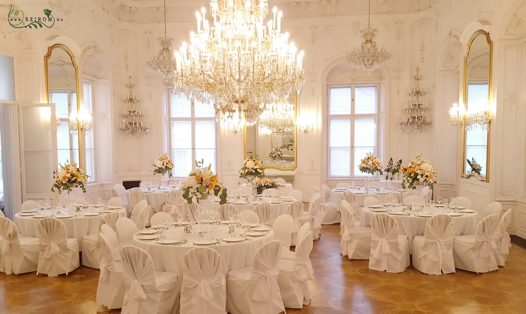 Virágküldés Budapest - Magas esküvői asztaldísz, Festetics Palota Budapest (kardvirág, liliom, mezei virágok, barack, fehér)