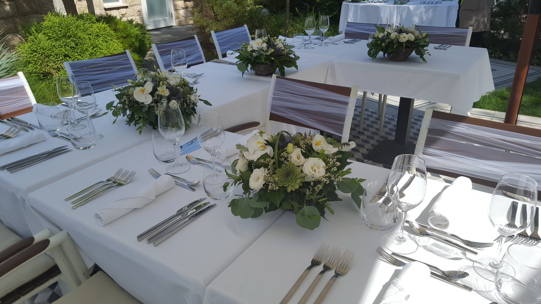 Virágküldés Budapest - Esküvői asztaldísz kosárban, Emile Étterem Budapest (liziantusz, phalaenopsis orchidea, kövirózsa, eukaliptusz fehér, zöld)