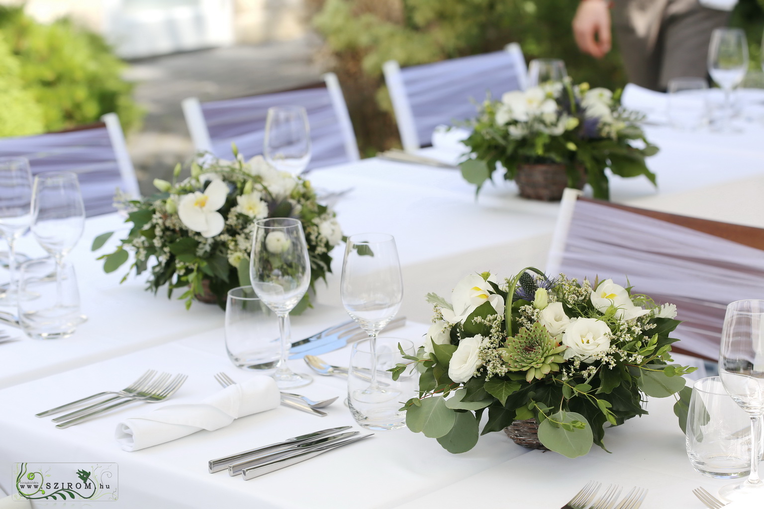 flower delivery Budapest - Wedding table decoration in basket, Emile Étterem Budapest (lisianthus, phalaenopsis orchid, stonecrop, eucalyptus white, green