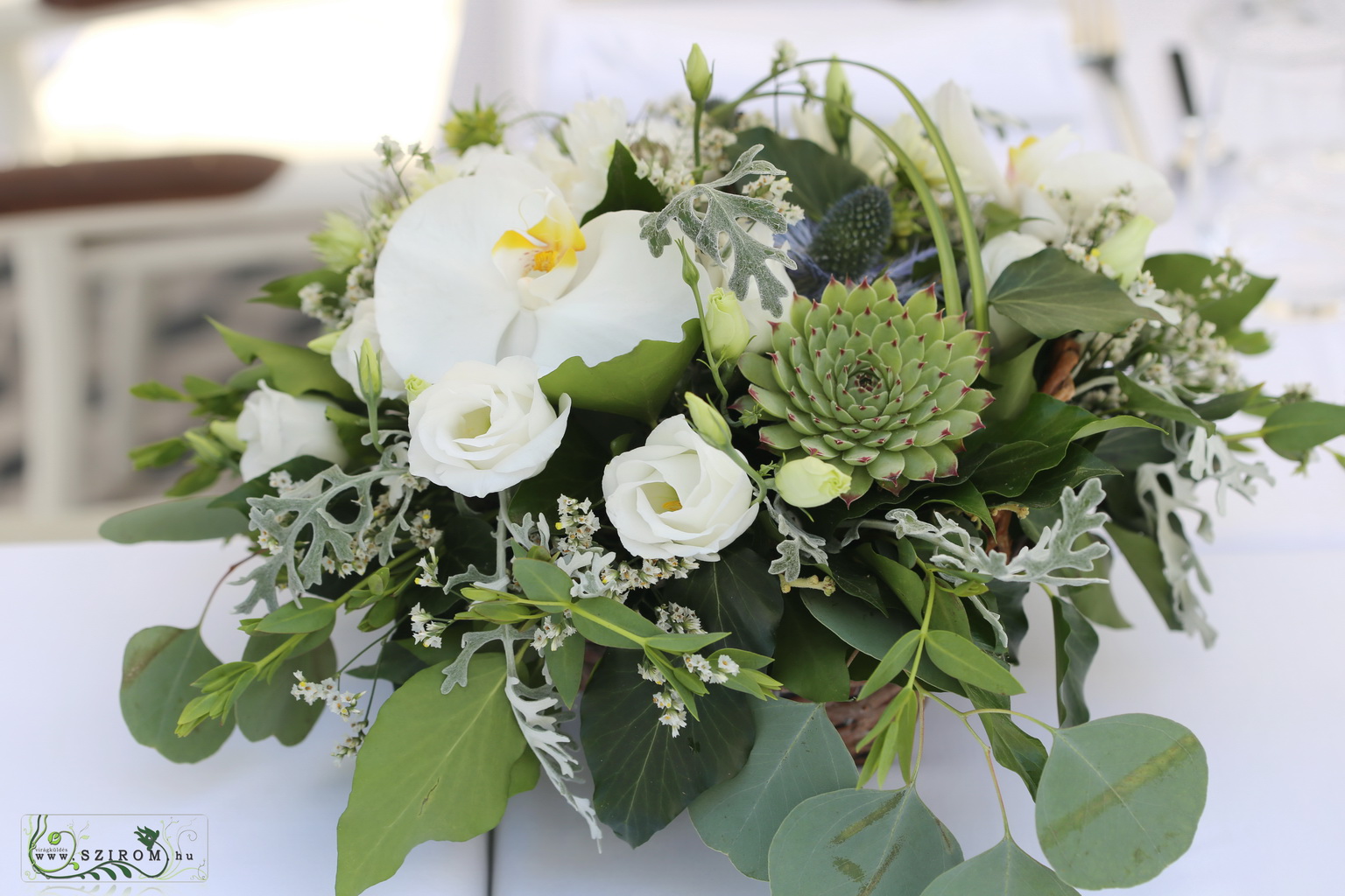 Virágküldés Budapest - Esküvői asztaldísz kosárban, Emile Étterem Budapest (liziantusz, phalaenopsis orchidea, kövirózsa, eukaliptusz fehér, zöld)