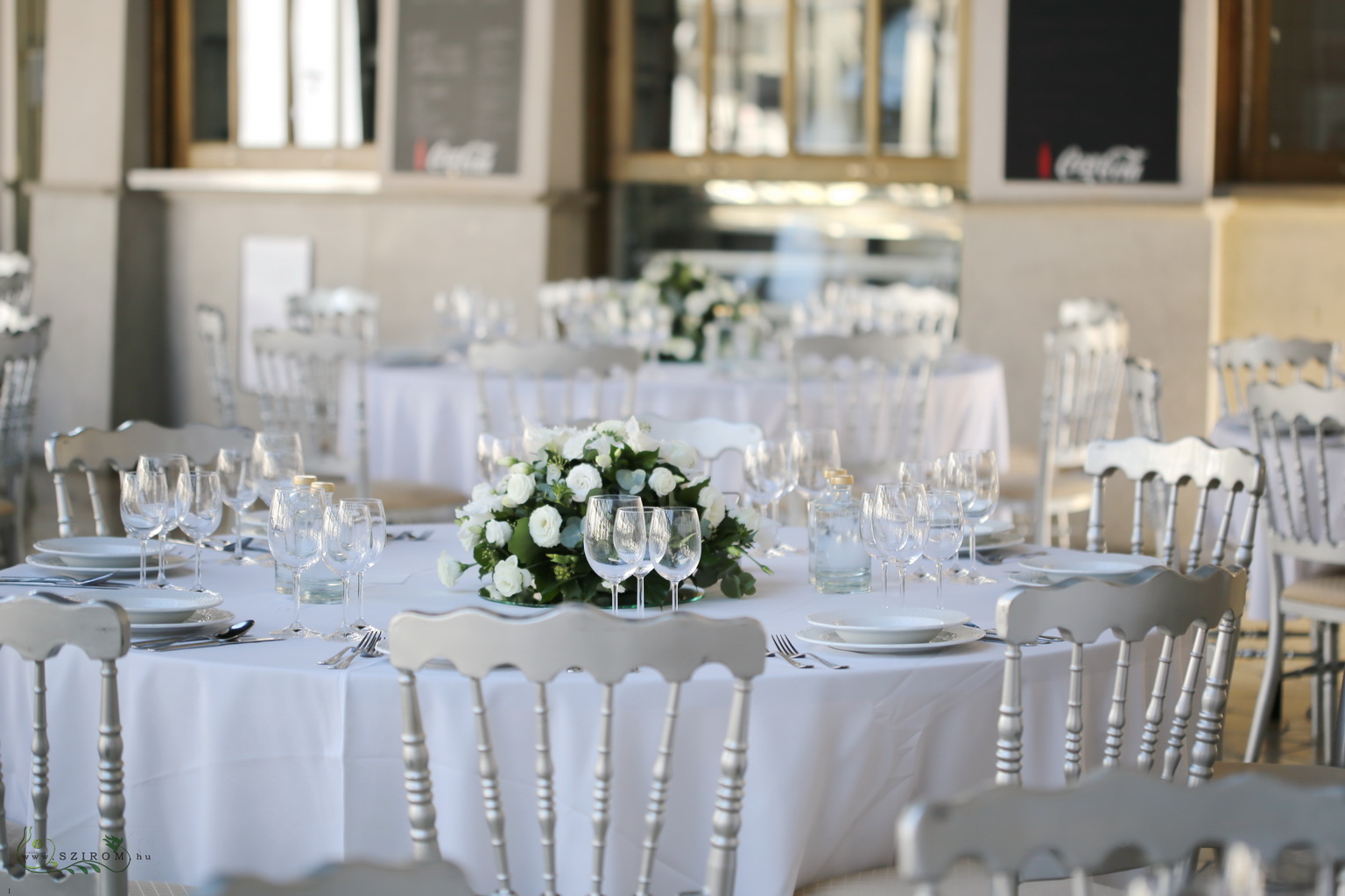 flower delivery Budapest - Hemispherical table decoration, Stephaneum Piliscsaba (lisianthus, gladiolus, white)
