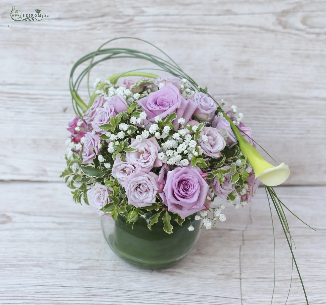 flower delivery Budapest - Centerpiece in glass sphere (spray roses, babybreath, cala, purple)