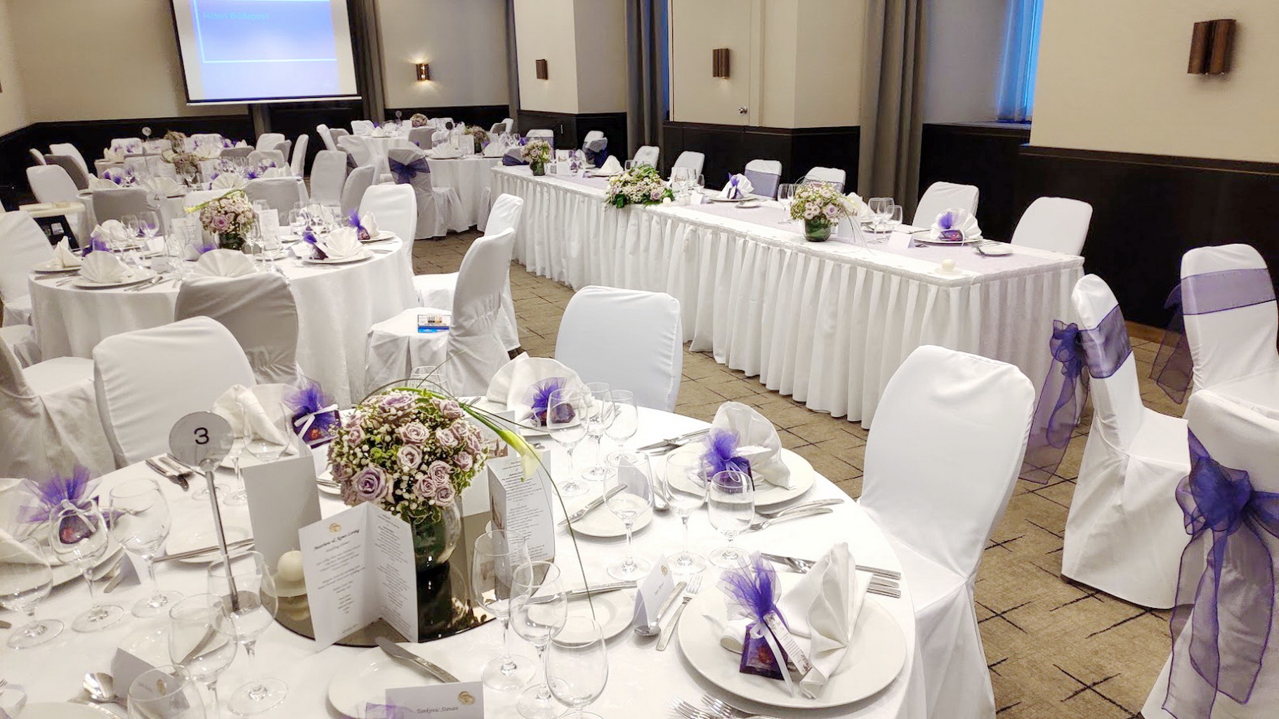 flower delivery Budapest - Centerpiece in glass sphere, Hilton Budapest (spray roses, babybreath, cala, purple, white)