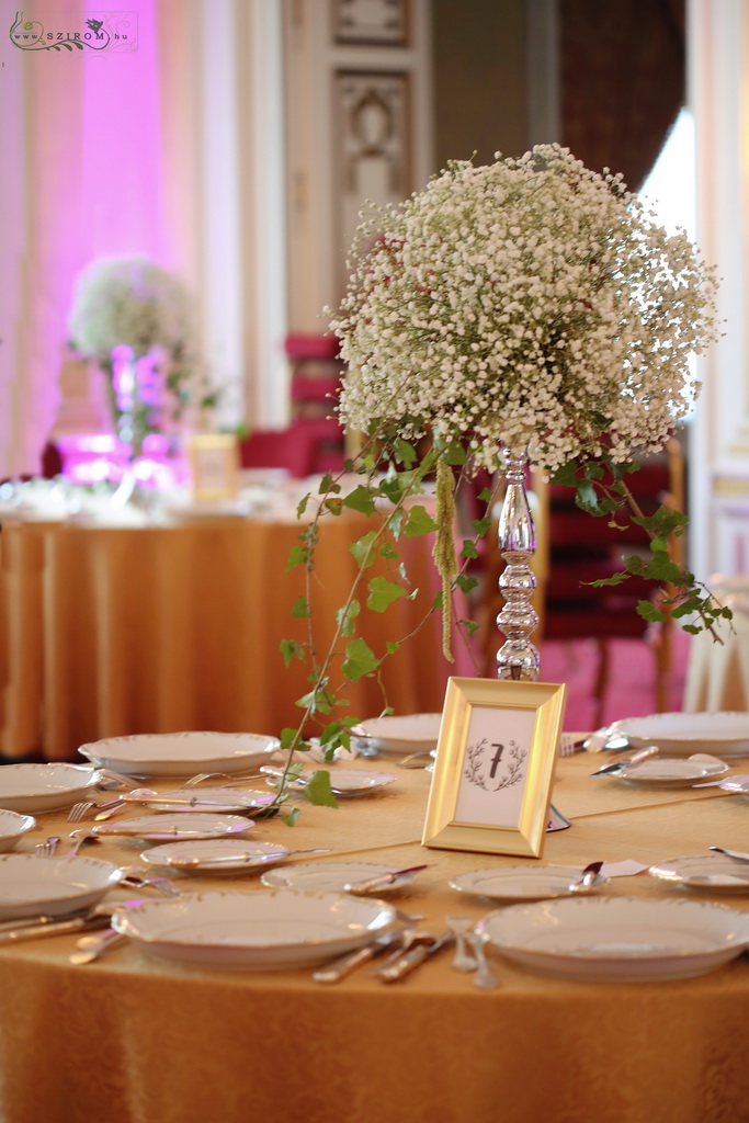 Virágküldés Budapest - Magas esküvői asztaldísz ezüst lábon, Gundel Budapest (rezgő, fehér)