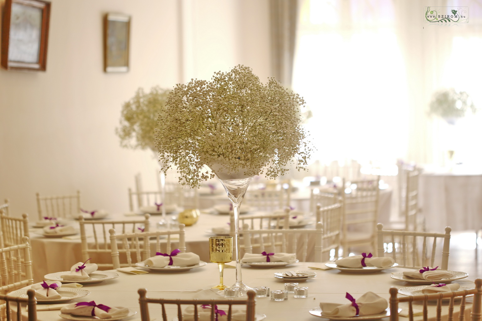 Virágküldés Budapest - Magas esküvői asztaldísz, Ádám Villa Budapest (rezgő, fehér)