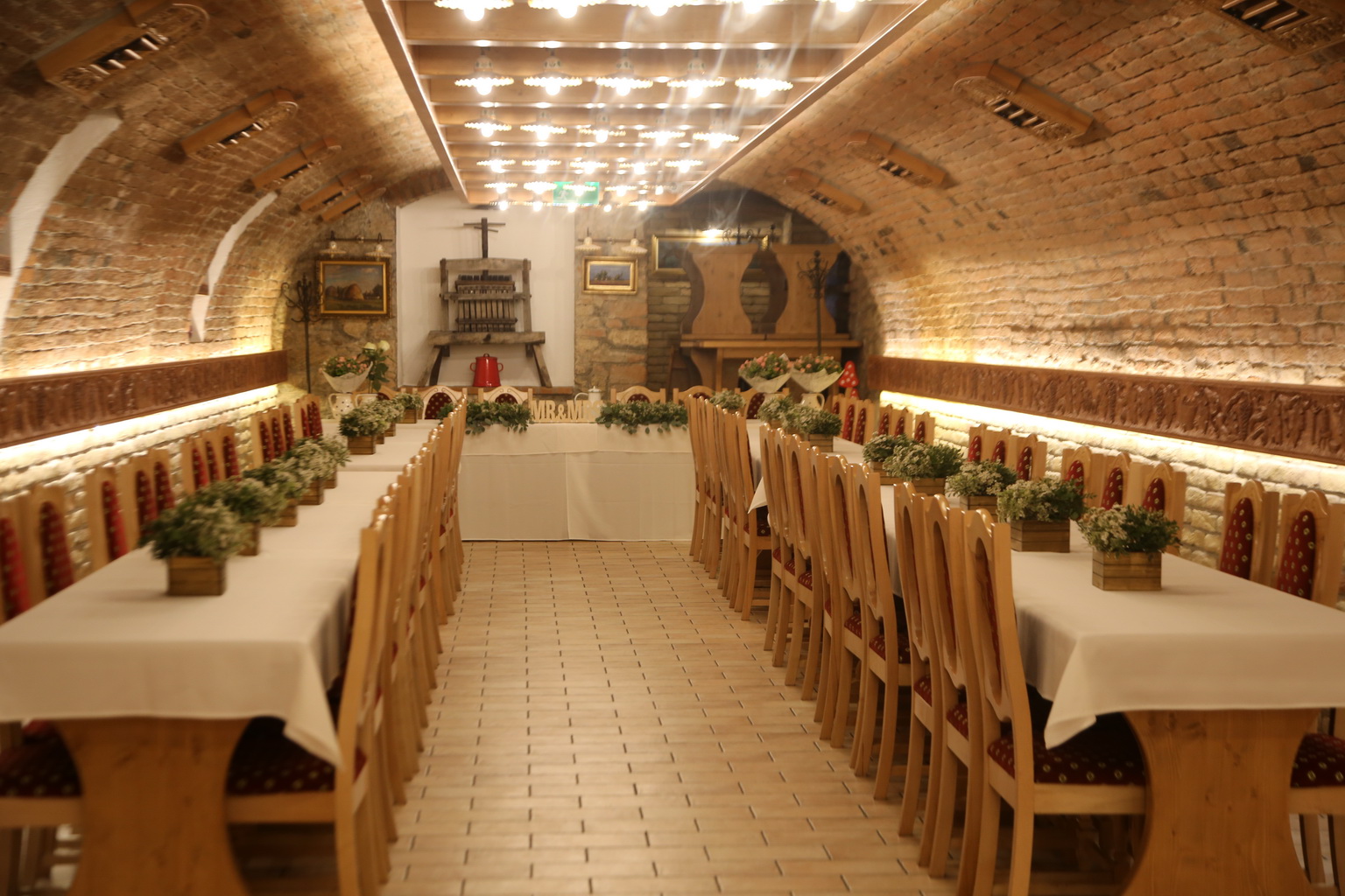 flower delivery Budapest - Wedding table decoration in wooden cubes, 1pc, Csalánosi Csárda Budapest (wild flowers, cream, green)