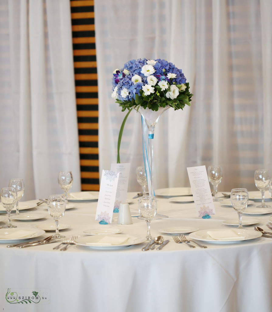 Virágküldés Budapest - Esküvői magas asztaldísz Barabás Villa (hortenzia, kék, fehér)
