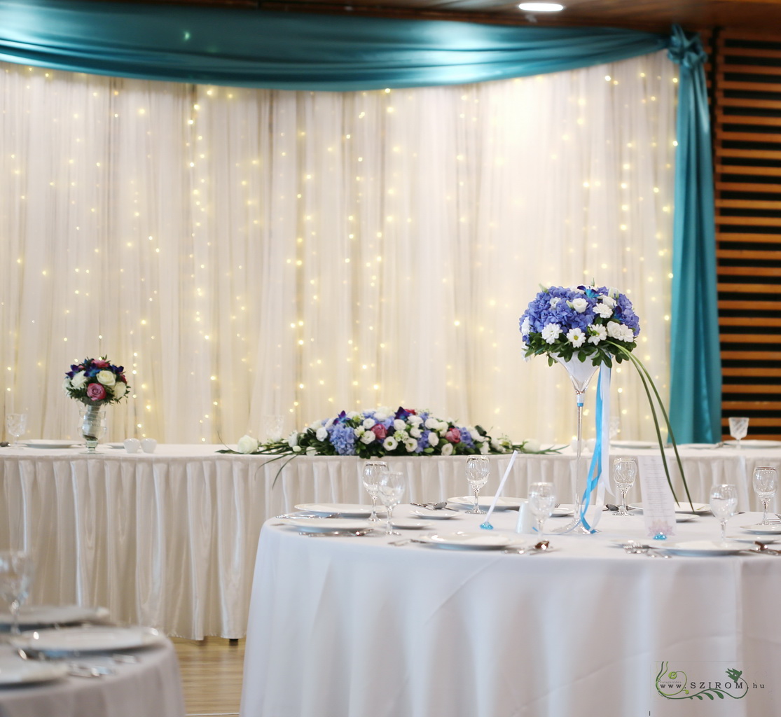 Virágküldés Budapest - Esküvői magas asztaldísz 1db,  Barabás Villa  (hortenzia, kék, fehér)