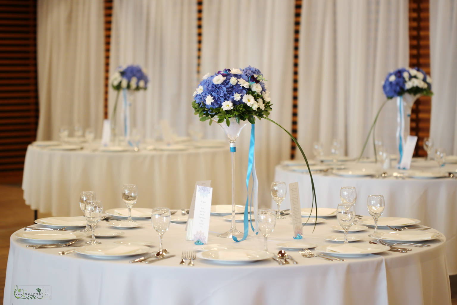 Virágküldés Budapest - Esküvői magas asztaldísz 1db, Barabás Villa  (hortenzia, kék, fehér)